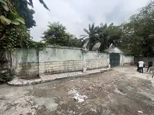 Parcelle De 1003 M Carrés Située Au Plateau-Ville