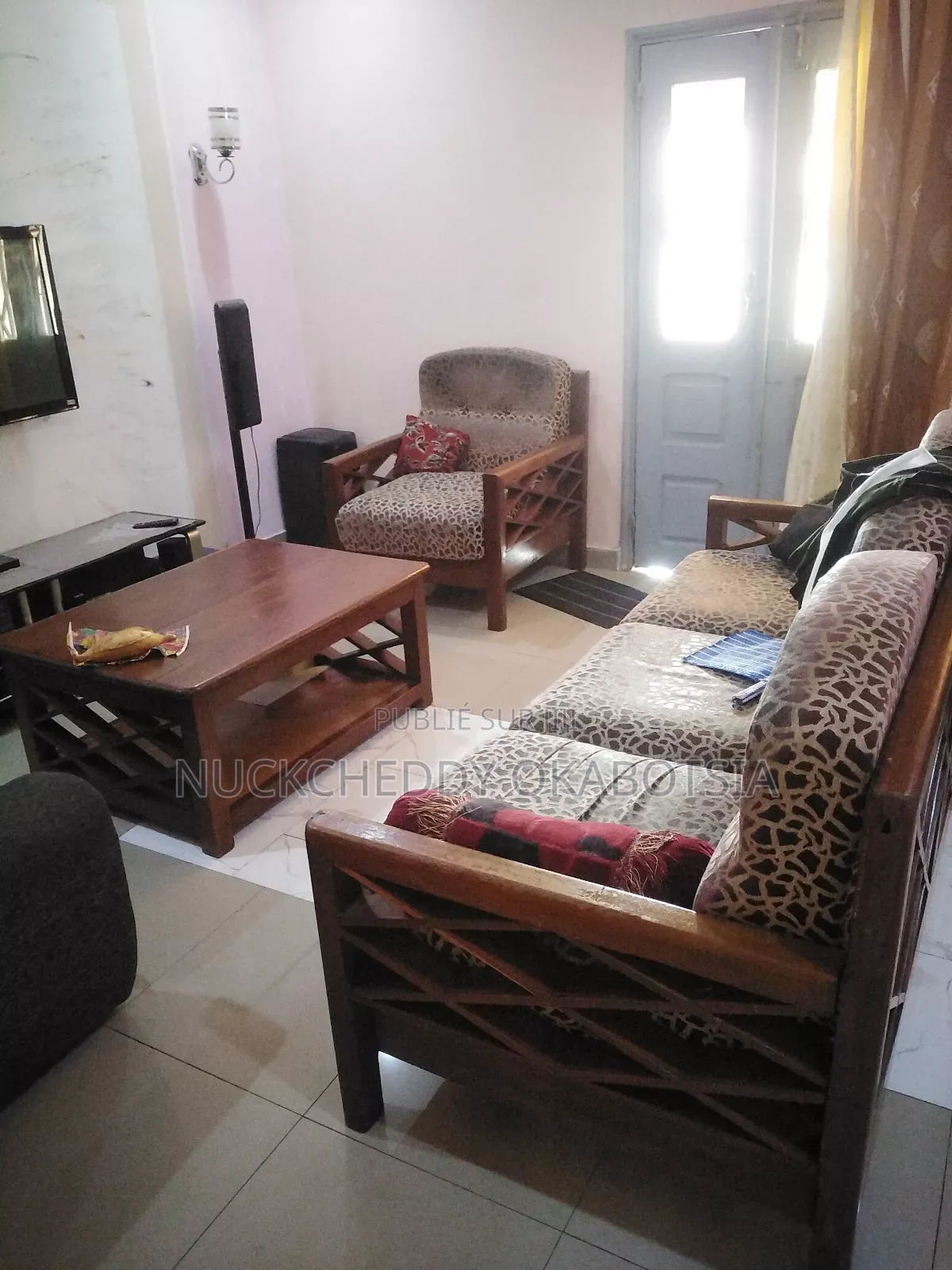 Fauteuils De 3 Places Avec Une Table en Bois