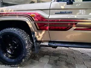 Toyota Hilux 3.0 D-4D 4x4 2015 Doré