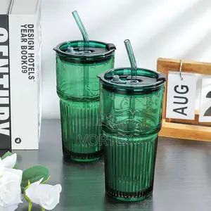 Gobelet Avec Paille Et Couvercle