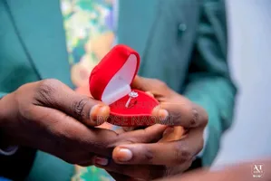 Une Bague De Fiançailles en Argent Pur, Protégée Dans Son Écrin