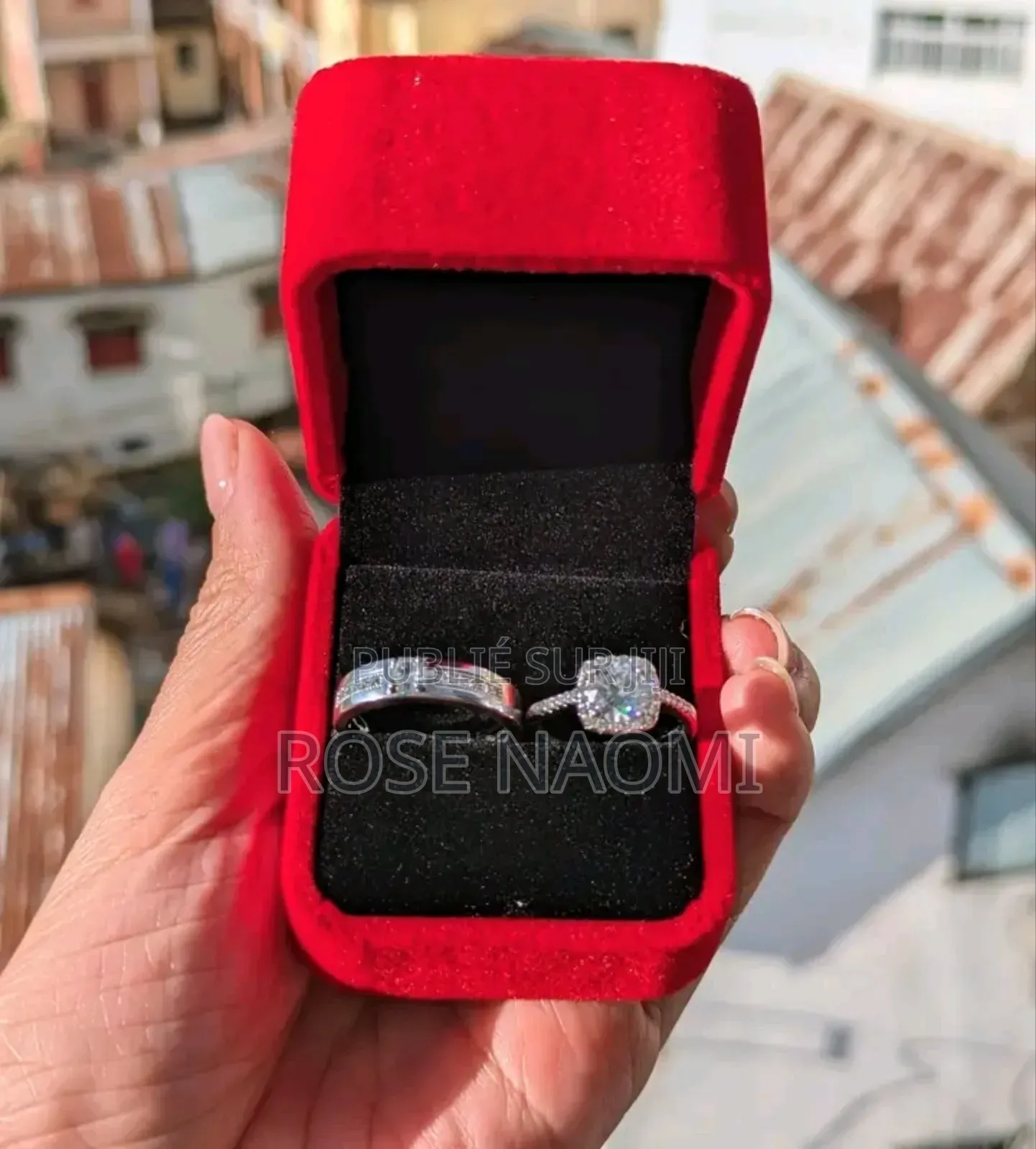 Une Bague De Fiançailles en Argent Pur, Protégée Dans Son Écrin