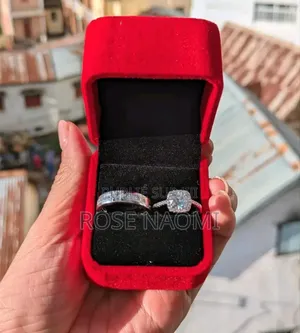 Une Bague De Fiançailles en Argent Pur, Protégée Dans Son Écrin