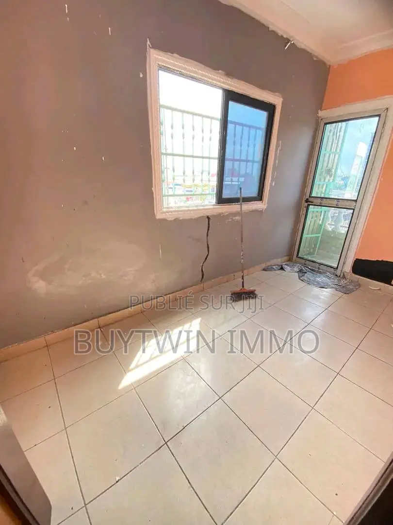 3chbre Appartement dans Appartement, Moungali à Louer