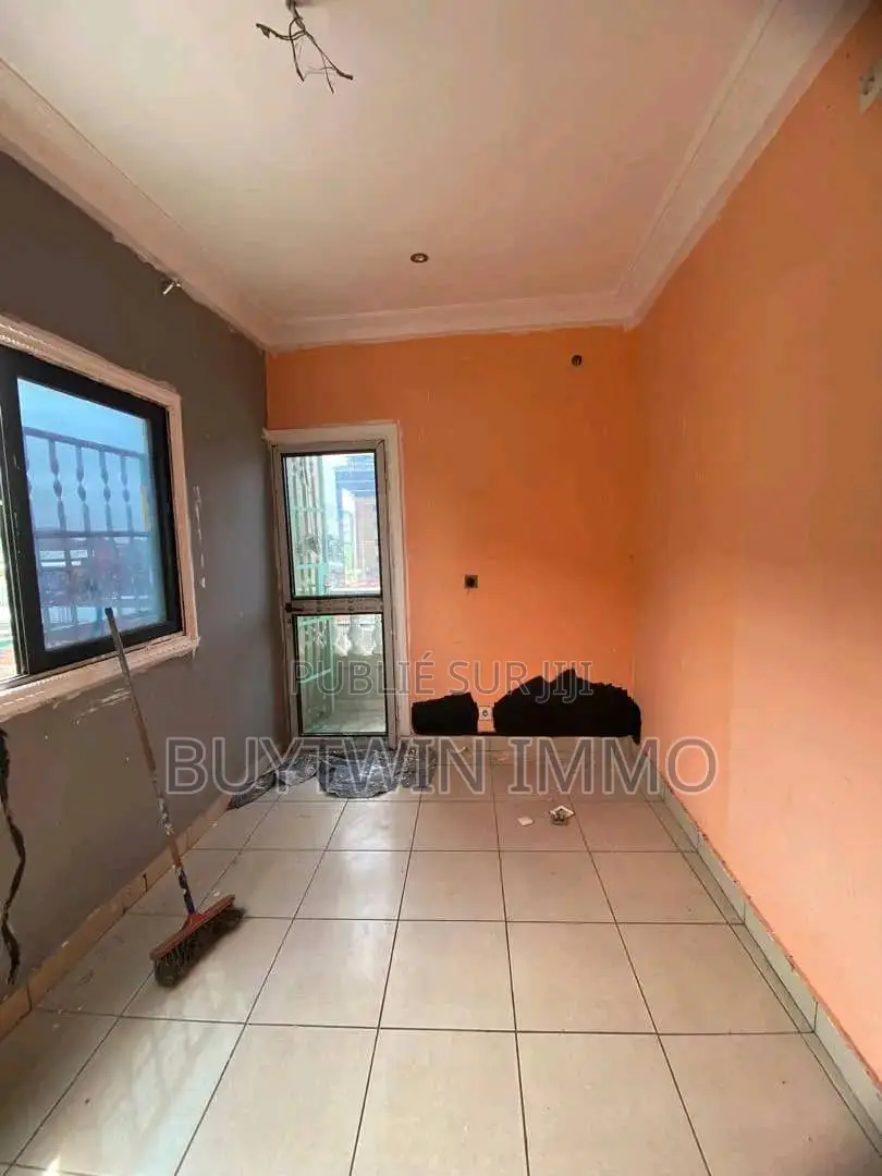 3chbre Appartement dans Appartement, Moungali à Louer
