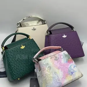 Miss Gail Dans Carton