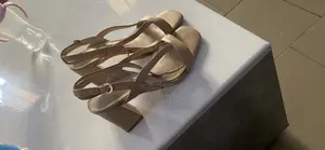 Une Paire De Talons Boucle Carré , De Couleur Marron Non Porté