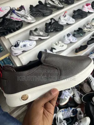 Paire De Baskets À 11000fc