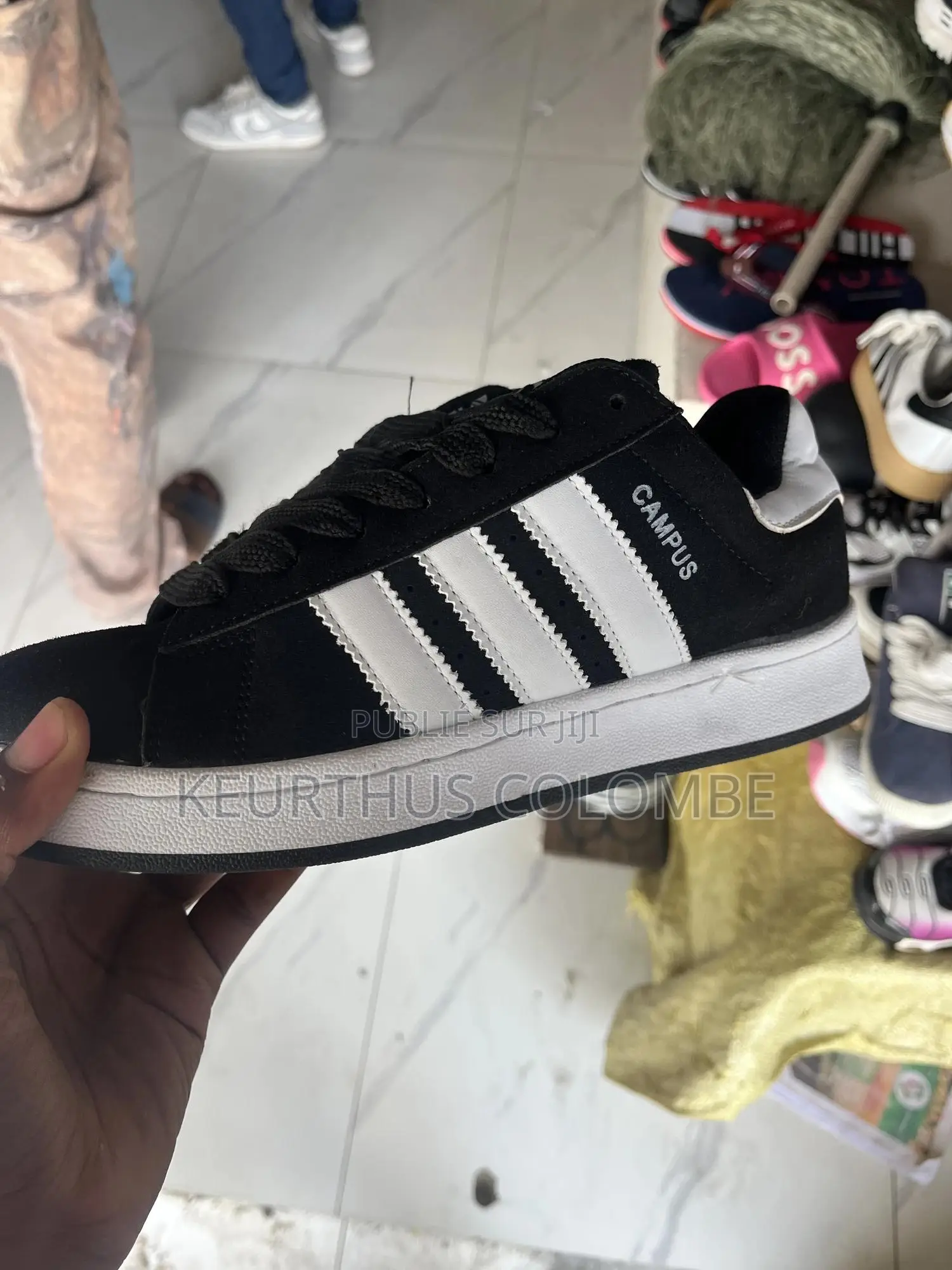 Paire De Baskets À 11000fc