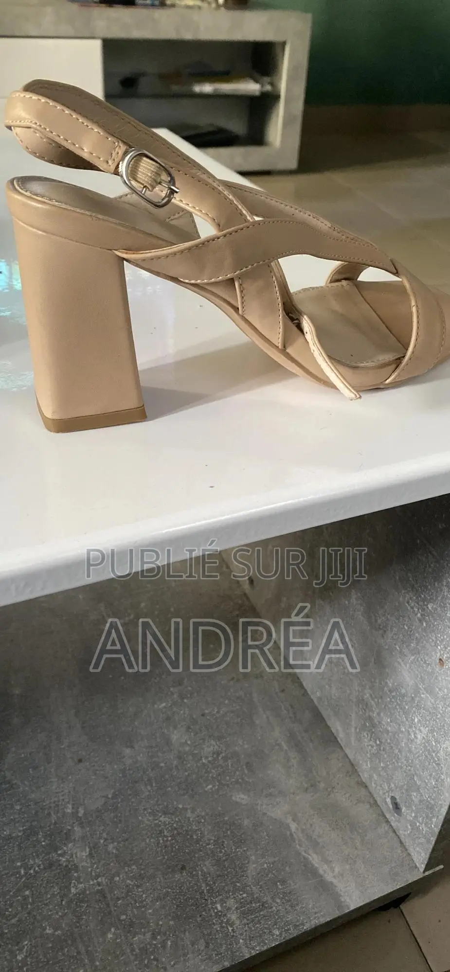 Une Paire De Talons Boucle Carré , De Couleur Marron Non Porté