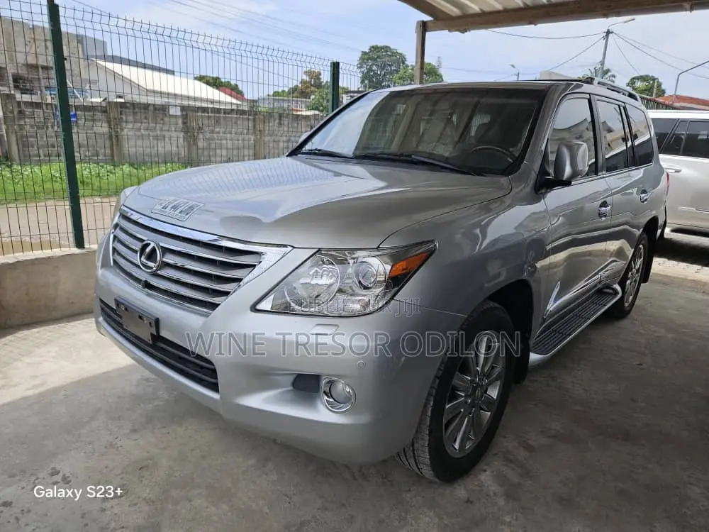 Lexus LX 570 (5 seats) AWD 2016 Gris