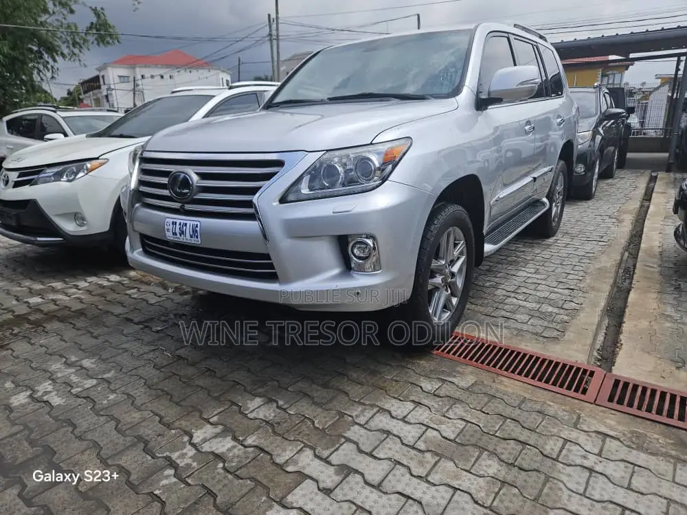 Lexus LX 570 (5 seats) AWD 2016 Gris