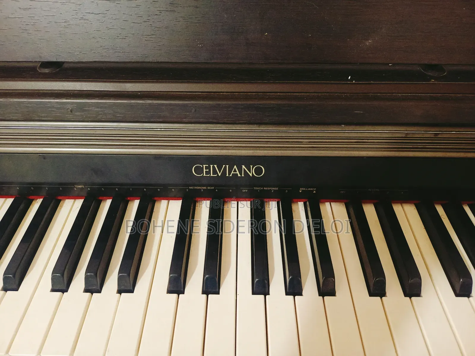 Piano Celviano À Vendre Avec 4 Touche Non Opérationnels (Réparables)