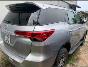 Toyota Fortuner 2.4 D AWD 2018 Gris