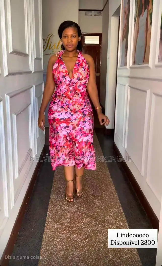 Magnifique Robe Satinée Disponible À Pointe-Noire