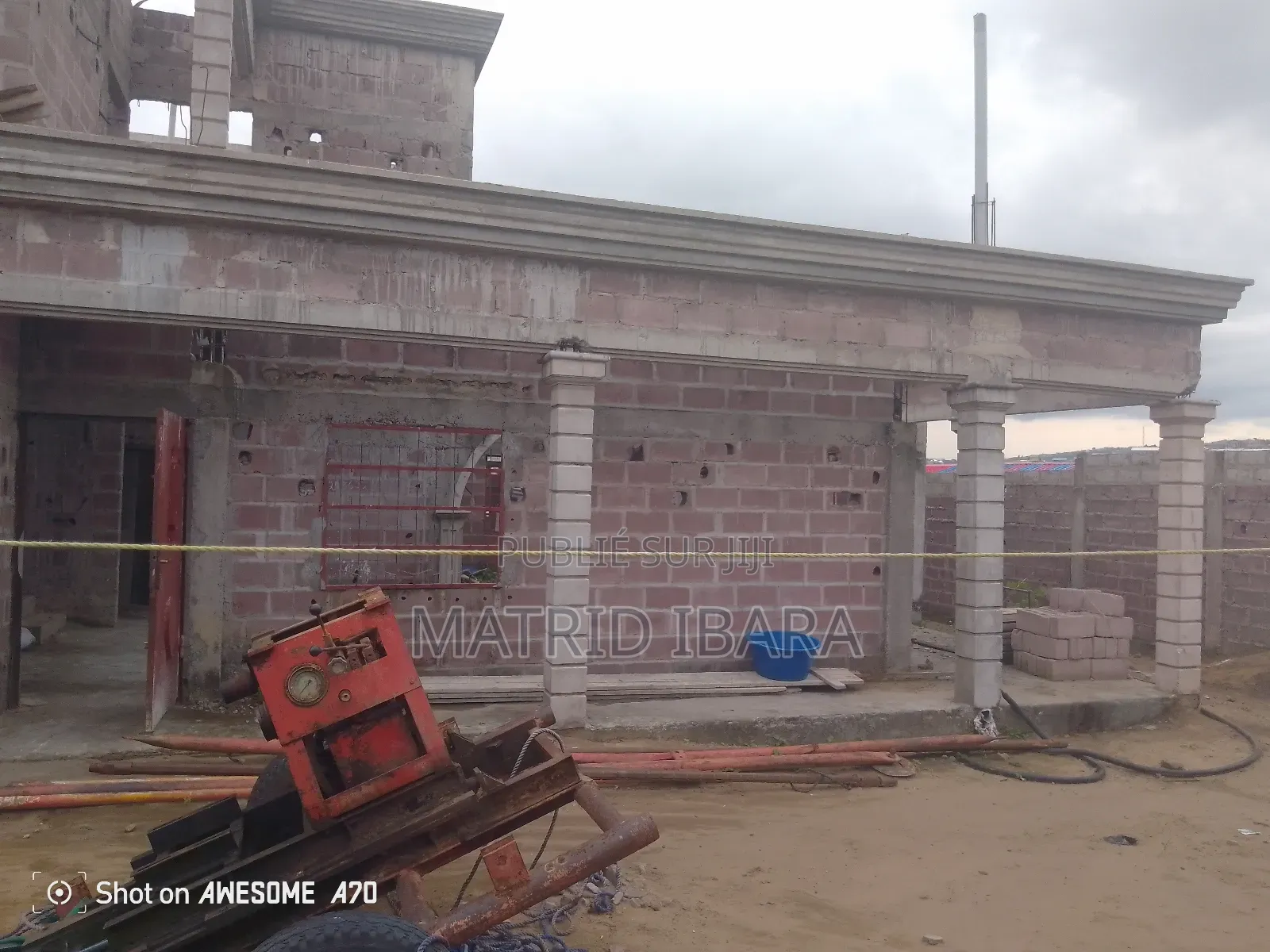 Parcelle À Vendre Avec Une Maison en Étage Inachevée