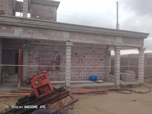 Parcelle À Vendre Avec Une Maison en Étage Inachevée