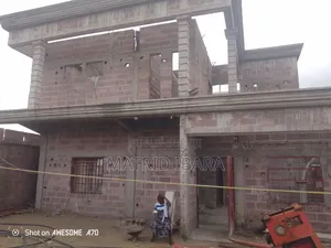 Parcelle À Vendre Avec Une Maison en Étage Inachevée