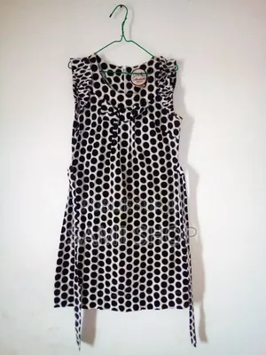 Robe Courte Trapèze À Pois Noirs Élégante Sans Manches