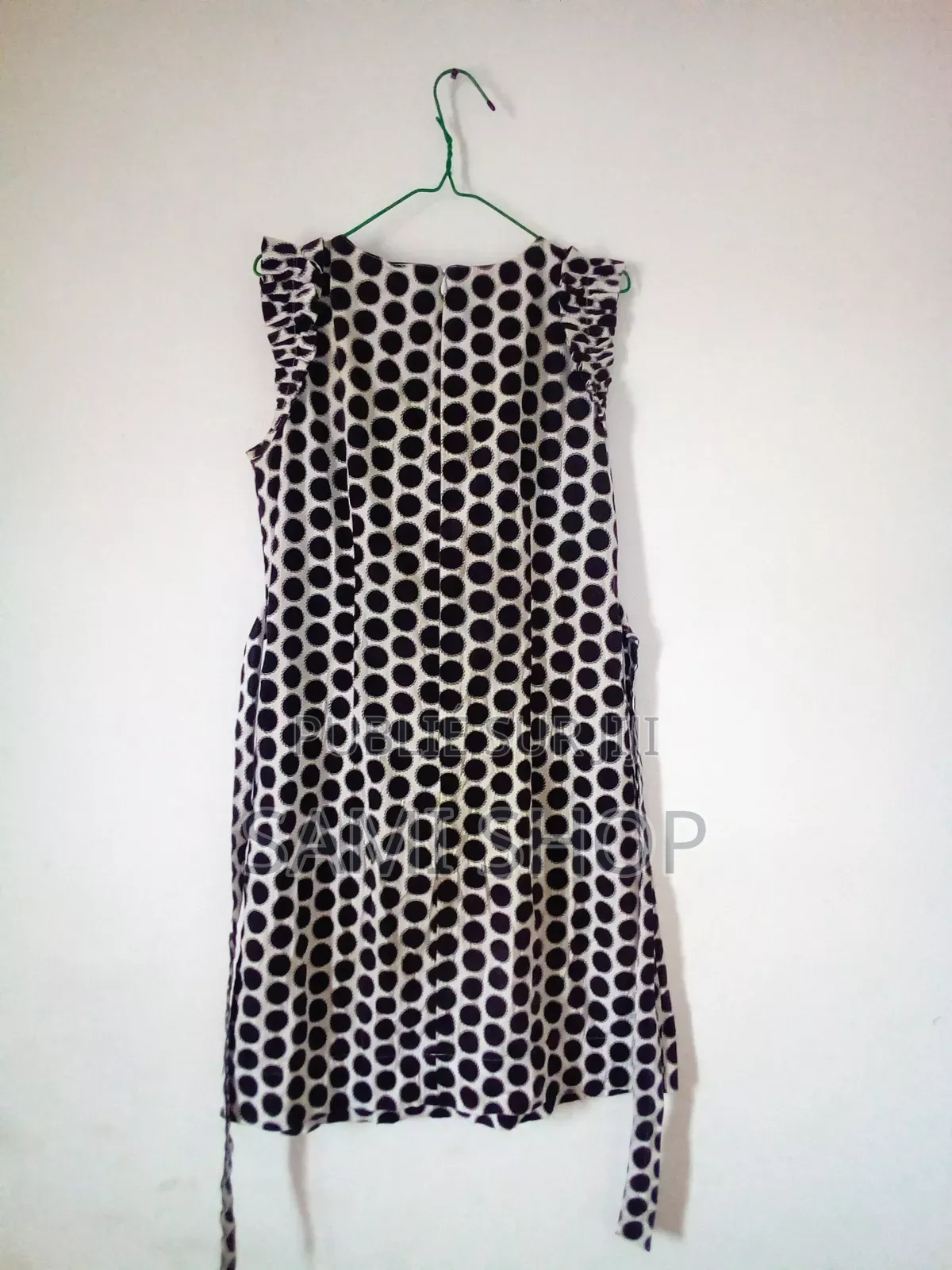 Robe Courte Trapèze À Pois Noirs Élégante Sans Manches