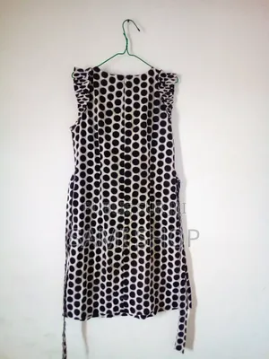 Robe Courte Trapèze À Pois Noirs Élégante Sans Manches