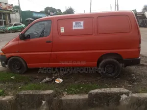 Toyota HiAce 2000 Rouge