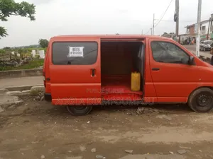 Toyota HiAce 2000 Rouge