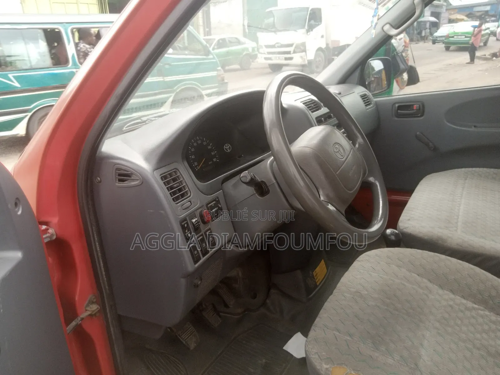 Toyota HiAce 2000 Rouge