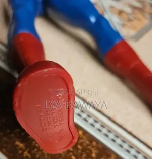 Figurine De Spider-Man De La Gamme Hasbro Marvel Titan Hero Series.