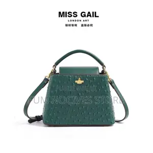 Miss Gail Dans Carton