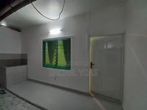 1chbre Chambre et salon dans Appartements, Mongo-Mpoukou à Louer