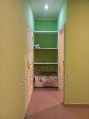 1chbre Chambre et salon dans Appartements, Mongo-Mpoukou à Louer