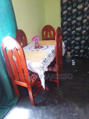 Un Salon Salon De Table À Manger Propre Très Tendance