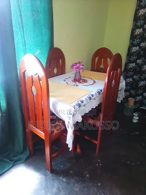 Un Salon Salon De Table À Manger Propre Très Tendance