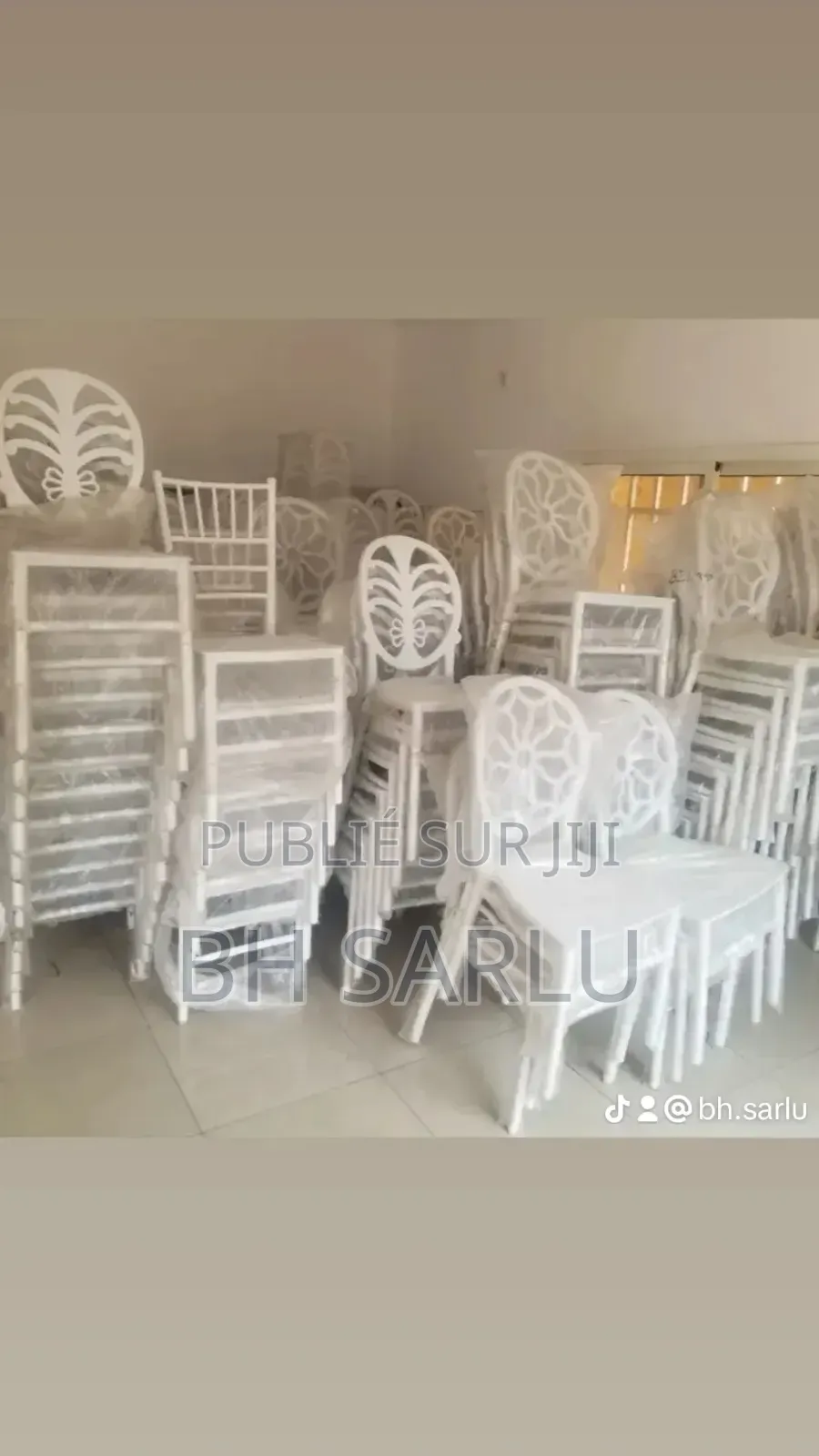 Chaises Napoléon, Tente Cérémoniale, Podium Et Panneaux De Basketball