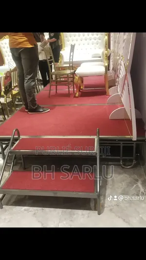 Chaises Napoléon, Tente Cérémoniale, Podium Et Panneaux De Basketball