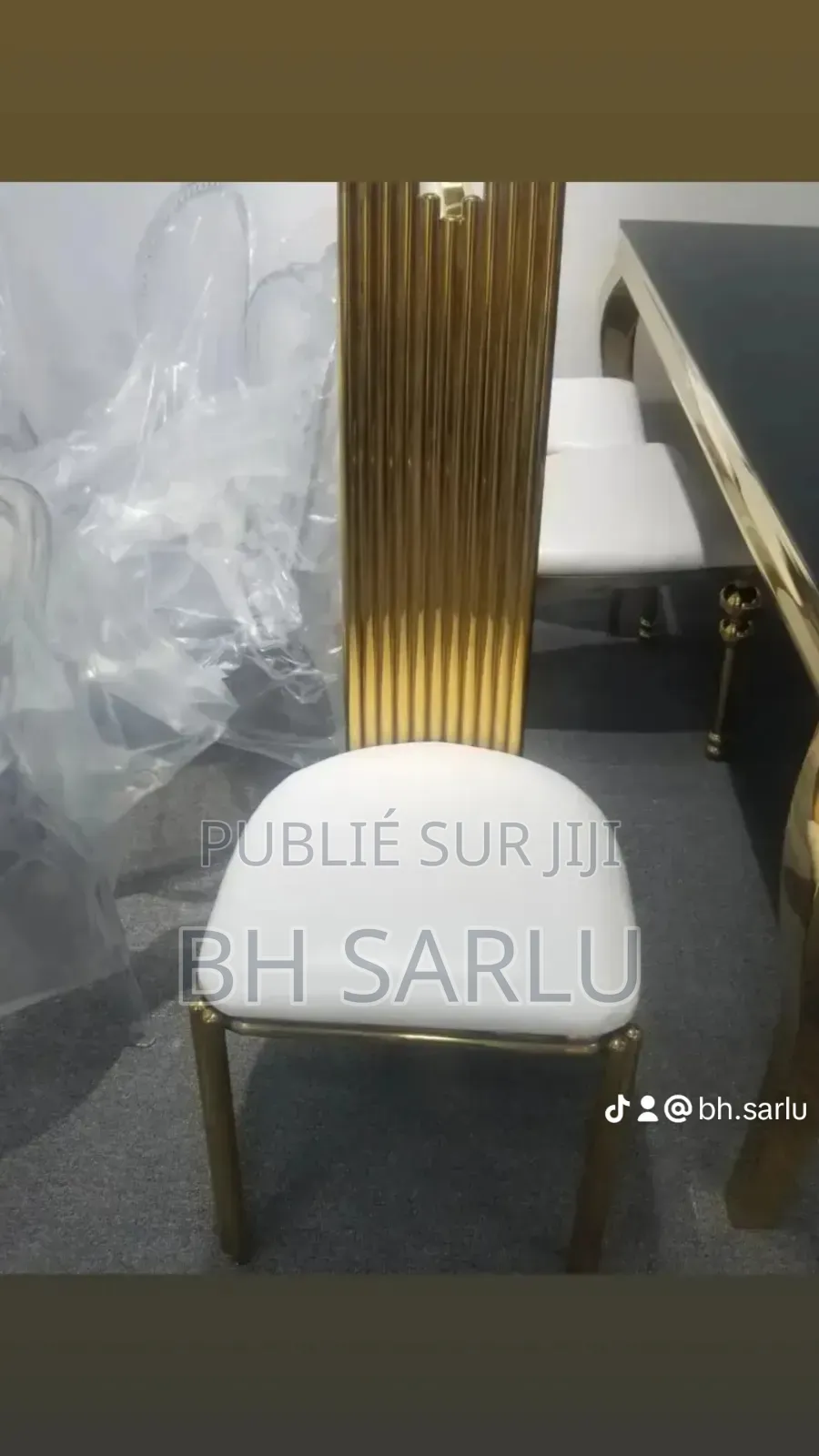 Chaises Napoléon, Tente Cérémoniale, Podium Et Panneaux De Basketball