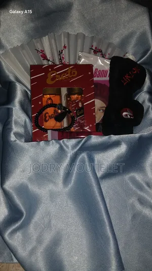 Box Contenant Des Kits De Skin Care, Éventail, Gloss, Brume, Savonnett