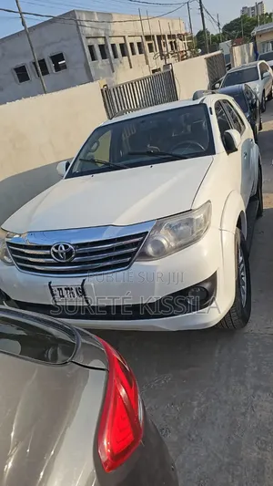 Voiture 2020 Blanc cassé