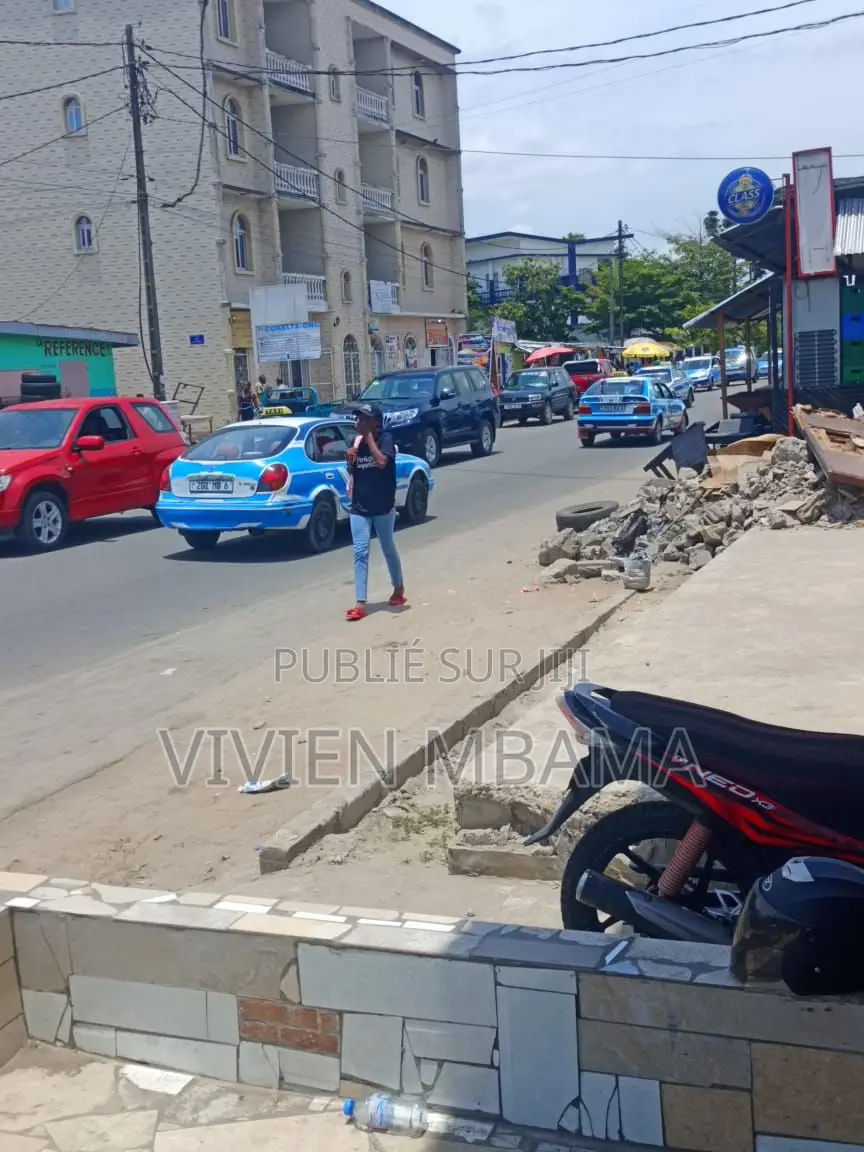 Parcelle Au Bord Du Goudron