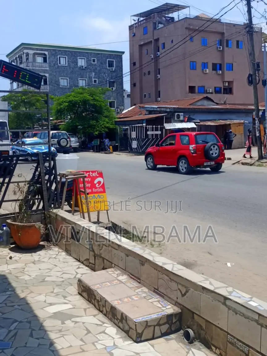 Parcelle Au Bord Du Goudron