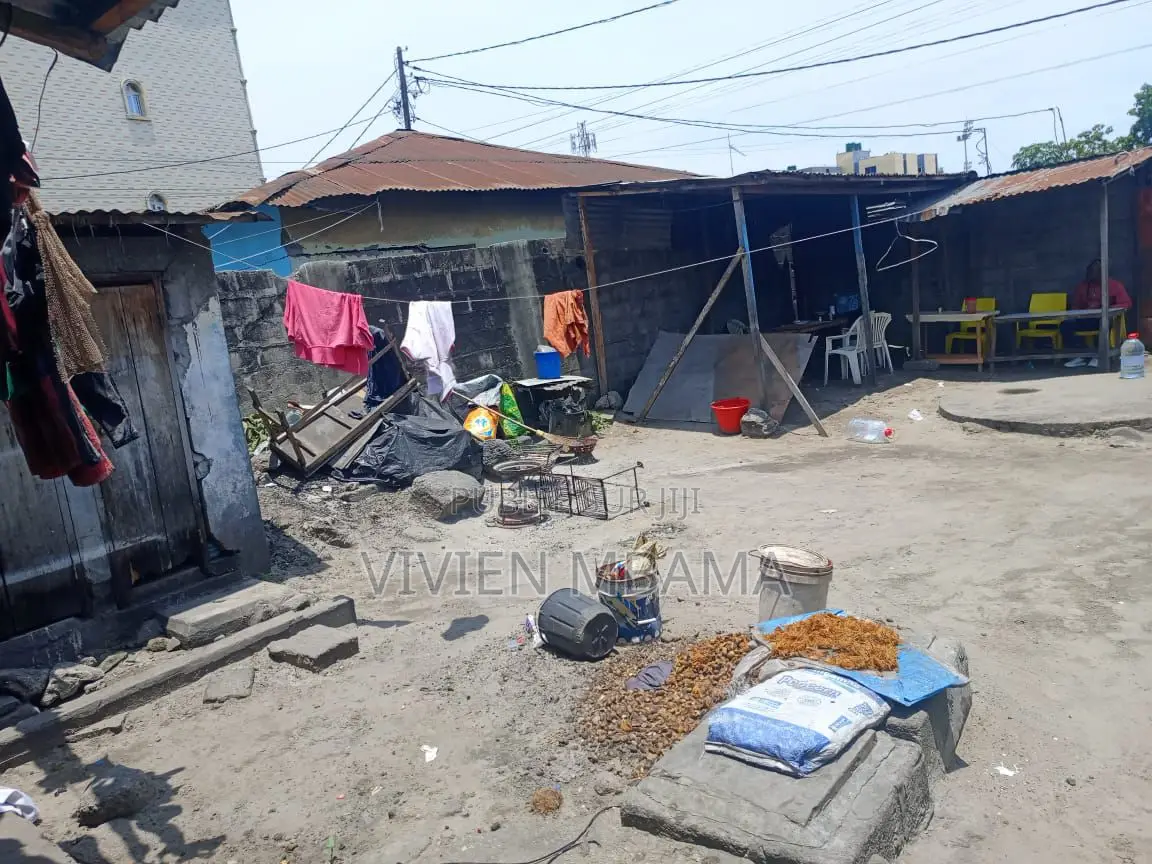 Parcelle Au Bord Du Goudron