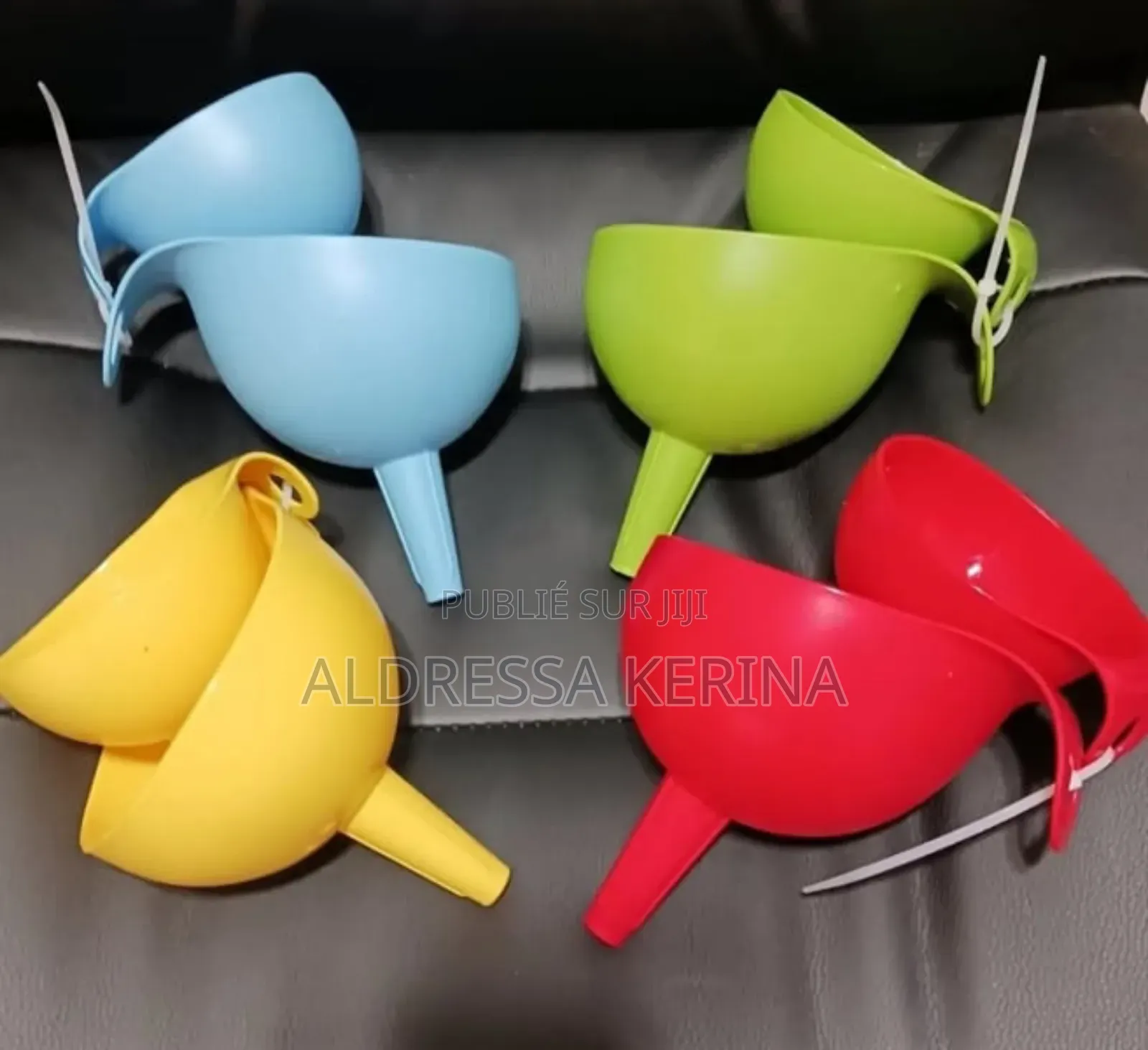 Ensemble De Deux Entonoires