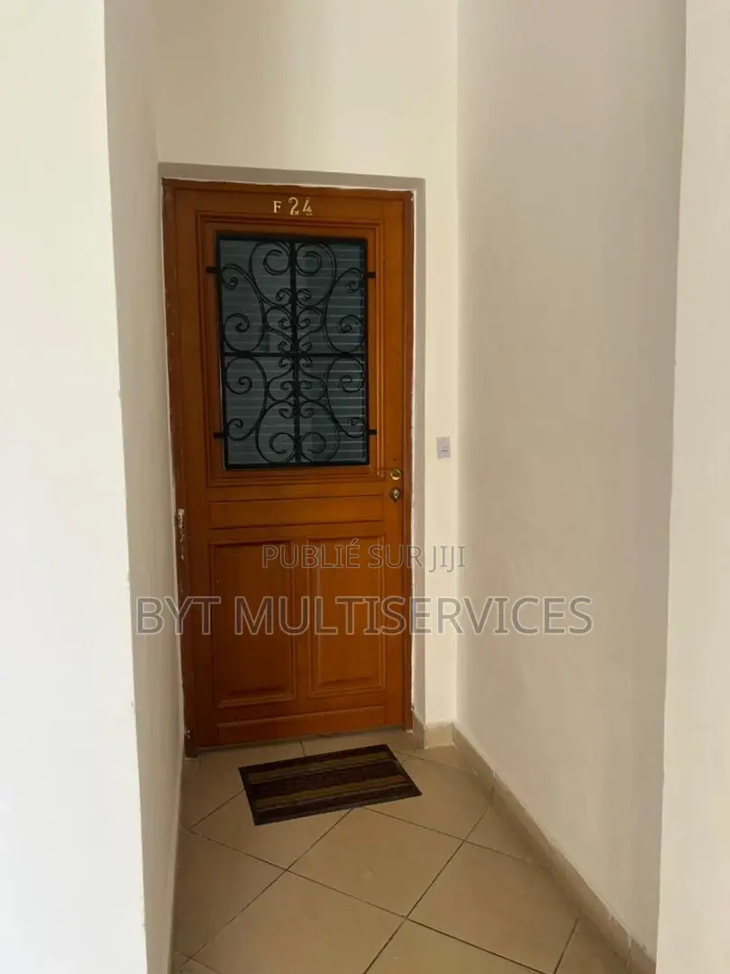 Meublé 3chbre Appartement dans 3 Chambres Salon, Lumumba à Louer