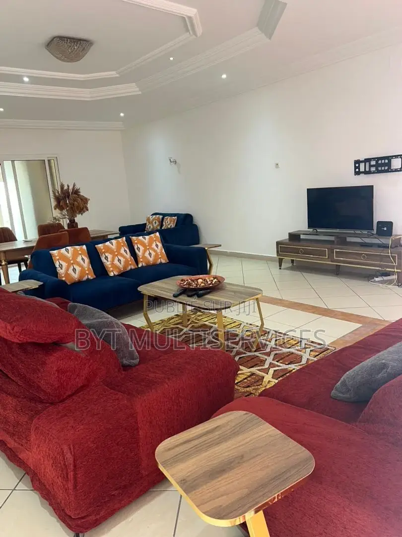 Meublé 3chbre Appartement dans 3 Chambres Salon, Lumumba à Louer