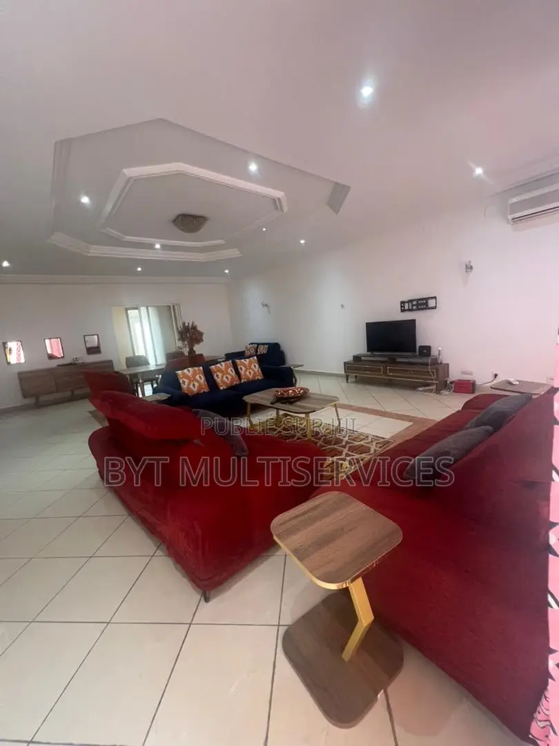 Meublé 3chbre Appartement dans 3 Chambres Salon, Lumumba à Louer