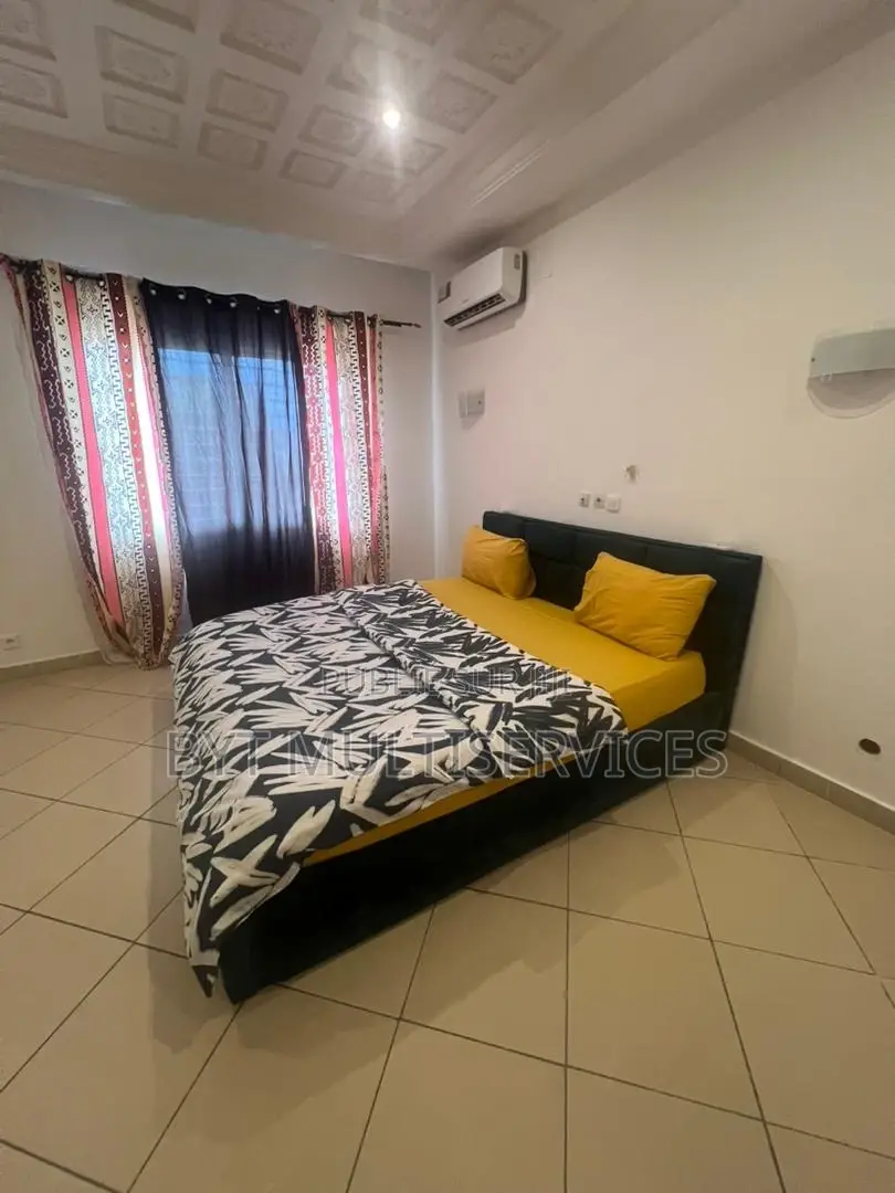 Meublé 3chbre Appartement dans 3 Chambres Salon, Lumumba à Louer