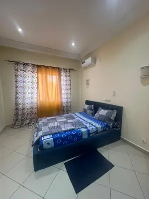 Meublé 3chbre Appartement dans 3 Chambres Salon, Lumumba à Louer