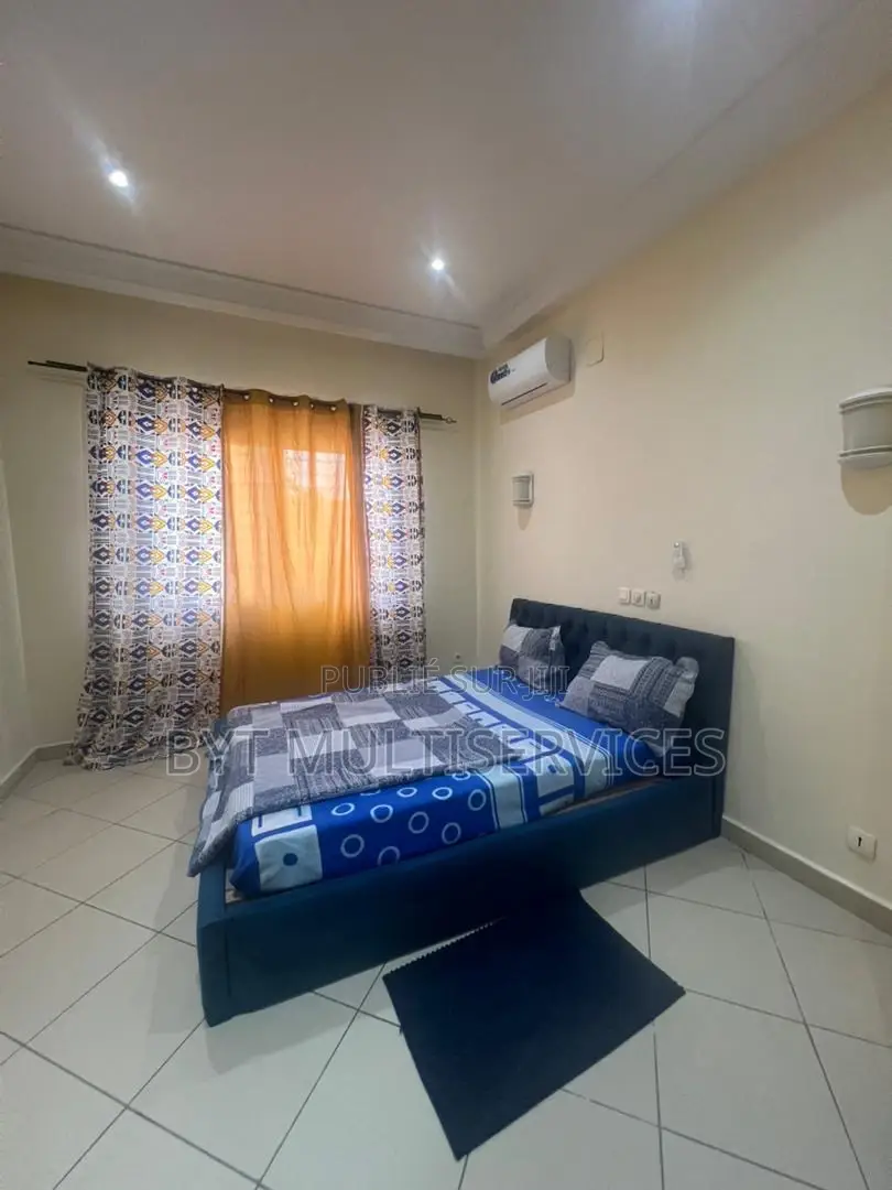 Meublé 3chbre Appartement dans 3 Chambres Salon, Lumumba à Louer