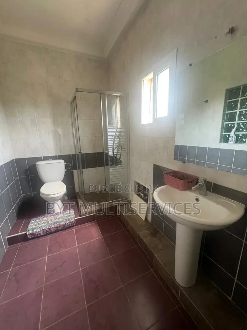 Meublé 3chbre Appartement dans 3 Chambres Salon, Lumumba à Louer